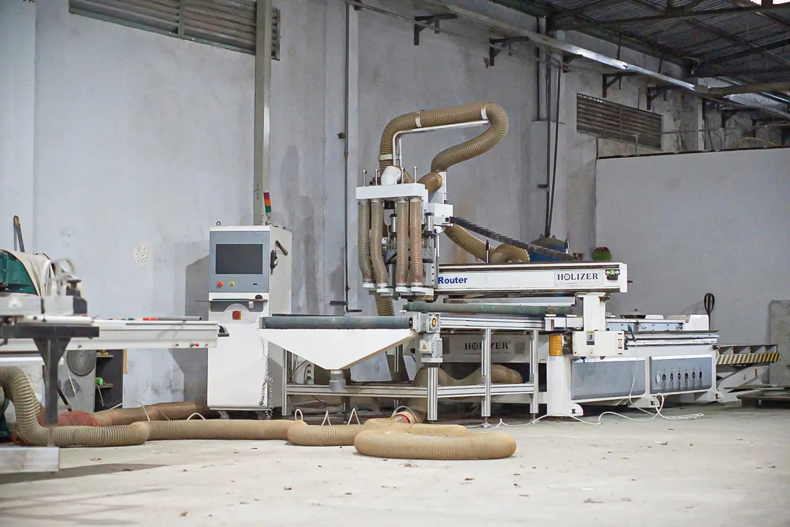 Máy CNC router và hệ thống ống hút bụi