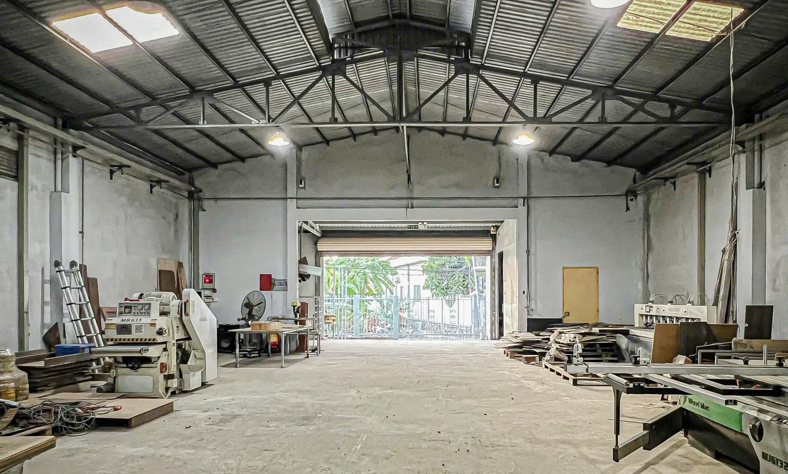 Không gian xưởng với cửa cuốn mở